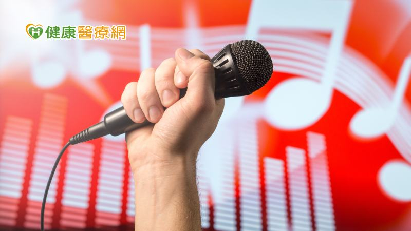 非侵入性嗓音評估檢查可以檢查個案聲門閉合的狀況、嗓音的雜訊及順暢程度，也可以進一步偵測出發聲基本頻率及適合歌唱的舒適音域。