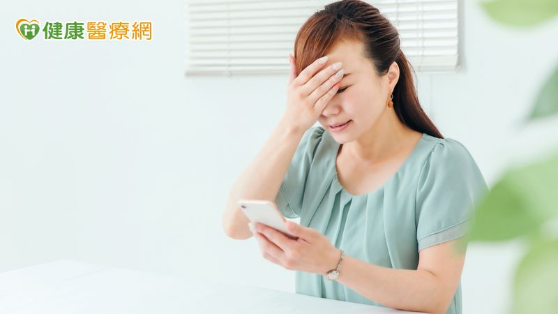 如果出現視野中突然出現的大量「飛蚊症」、某個方向出現閃電閃光、或是眼前的黑幕感，就是視網膜剝離的警訊。