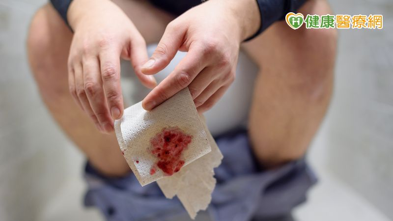 目前健保針對IBD中重度患者使用進階治療的給付條件非常嚴格，得先使用傳統治療半年無效後才能上車，用藥一年就得下車。