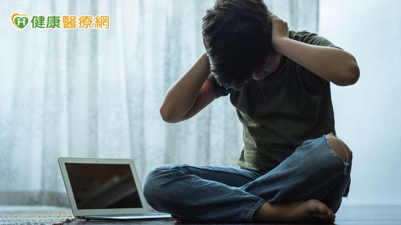 事件發生後，長期仍出現失眠、情緒困擾或難以自我調節，則可考慮尋求心理專業協助。