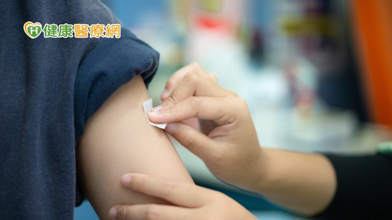 肺炎鏈球菌感染可能會引起多種侵襲性感染與嚴重併發症，包括敗血症、肺炎、腦膜炎、關節炎、骨髓炎、心包膜炎、溶血性尿毒症、腹膜炎等，接種疫苗是最有效的預防方法。