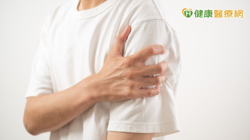 若親友出現癲癇發作，應掌握「三不二護」急救原則：不約束、不碰口、不餵食及保護頭部和呼吸道，若持續發作超過5分鐘，則應儘速送醫治療。