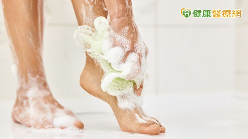 專家指出，腳部環境潮濕、溫暖，未清洗乾淨容易成為微生物的繁殖溫床，提醒民眾應正確洗腳，避免微生物滋生造成腳部異味或引發感染。