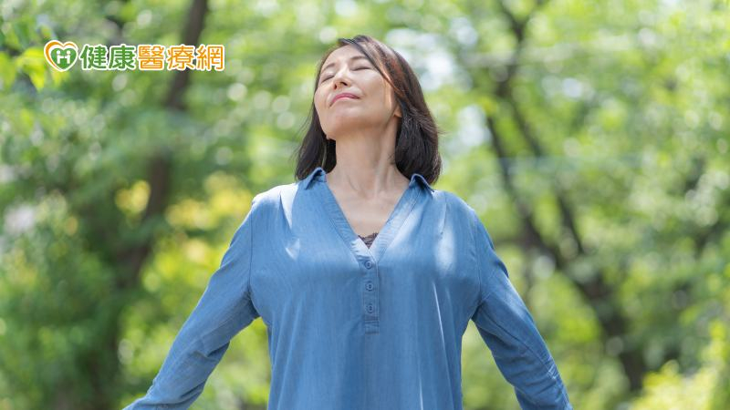 更年期女性因荷爾蒙變化易有三高風險，因此國健署提供4撇步幫助女性預防三高、度過更年期。