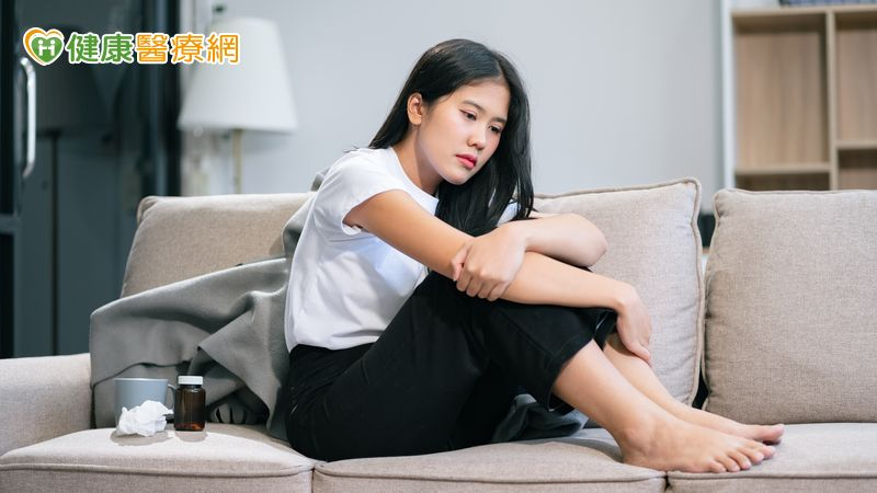 食藥署表示，有些藥物在治療身體狀況的同時，也可能改變大腦內的化學物質平衡，因此服藥後出現情緒波動，其實相當常見。