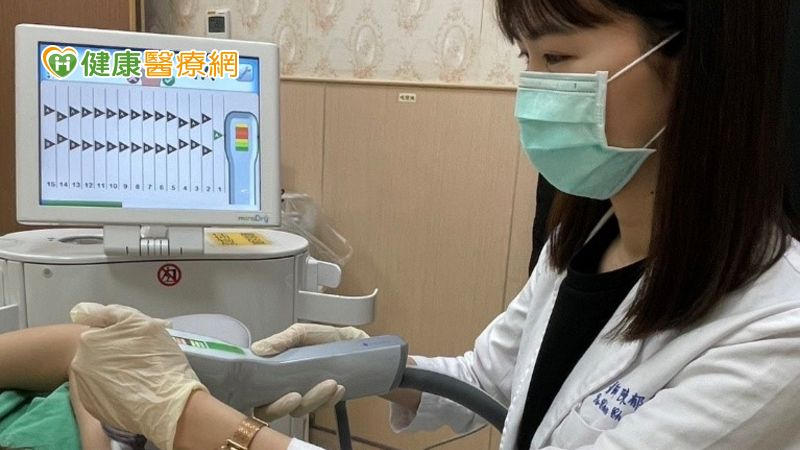 陳郁蓁醫師進行「清新微波療程」，精準改善腋下異味困擾，非侵入性治療不留疤痕，讓民眾輕鬆告別腋味困擾，自信迎接夏日社交生活。