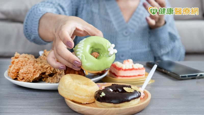 通常會以暴飲暴食來麻木自己的人都沒有好好正視當下的情緒，只想要用食物來麻木自己。