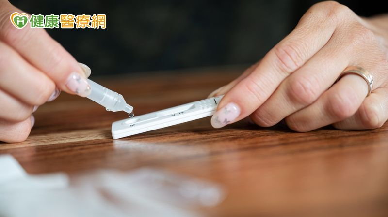 疾管署表示，目前新冠抗病毒藥物儲備充足，食藥署亦已協調四大超商、連鎖藥局、社區藥局等通路，針對新冠家用快篩持續鋪貨補貨，民眾如有新冠快篩需求，請就近詢問選購。