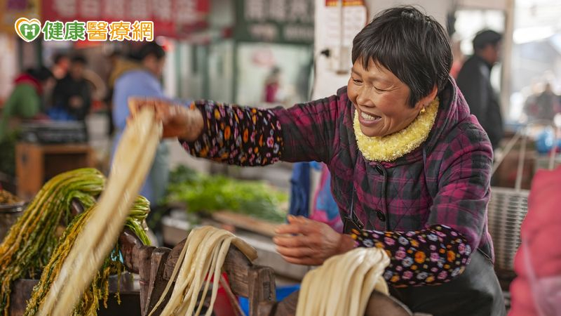 子宮脫垂多見於50至70歲婦女，與經產、停經、久咳便秘等有關。