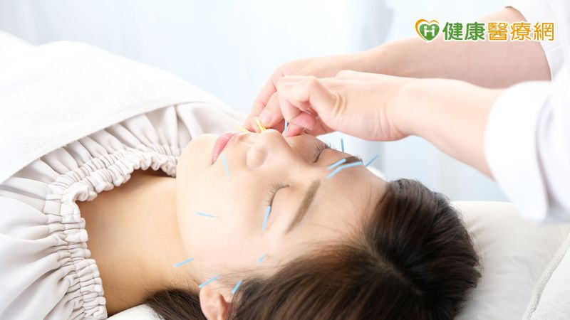 許多患者在針灸後感覺視野變清晰、眼神變得有神，若持續治療，還可進一步改善眼周老化、皮膚鬆垮與不對稱的問題。