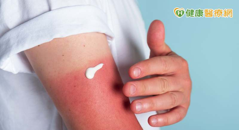 皮膚科專科醫師徐嘉琪提醒，紫外線對肌膚的傷害是累積性的，長期曝曬卻不防護的話，不只讓人膚色變黑，更會導致肌膚提早老化。