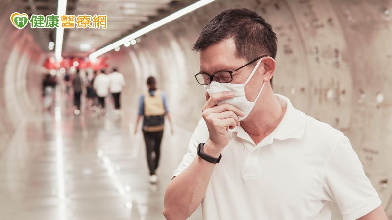 大腸直腸外科黃郁純醫師提醒，腸道健康其實也與肺部功能息息相關，兩者之間的連結主要透過「腸肺軸」實現。