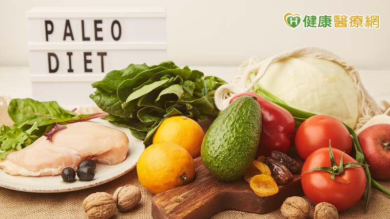 比起一般的健康飲食，舊石器時代飲食法會著重在攝取較多的蛋白質、脂肪以及纖維，在同一時間減少碳水化合物（包括高糖水果）的攝取量。