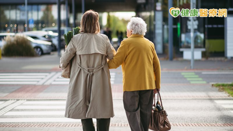 台大醫院骨科部主任王廷明醫師指出，台灣骨質疏鬆症導致的髖部骨折發生率在亞洲位居榜首。