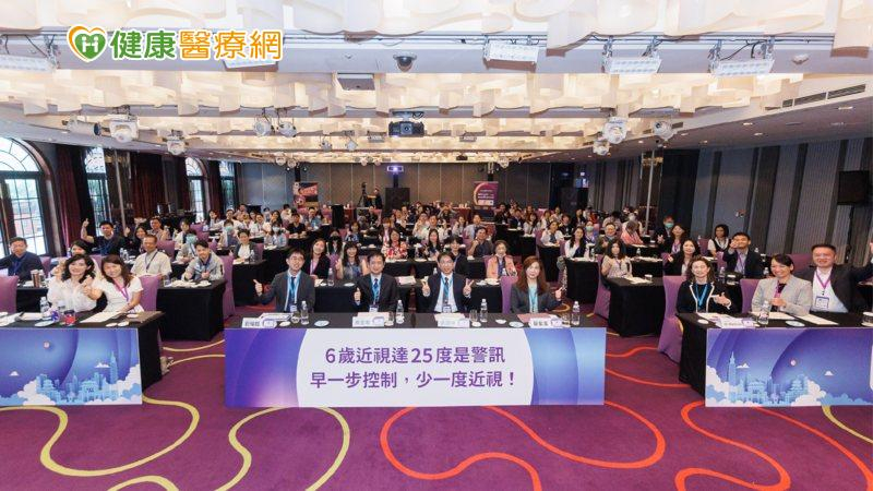 根據最新臨床聲明,6歲以上孩童若經散瞳驗光檢查後等效球面度數達 -0.25D(含)以上,醫師可考慮進行個別化的近視控制干預評估。