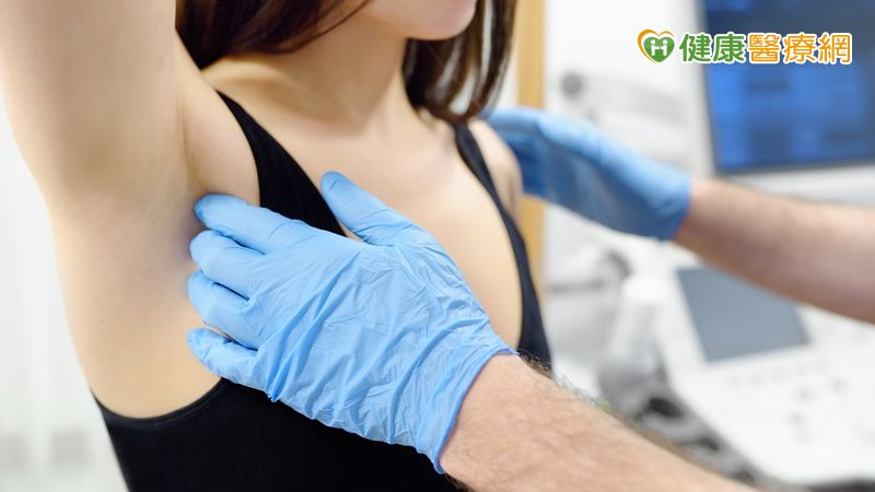 女性應定期接受乳房攝影檢查，特別是40歲以上族群，建議每年至少接受一次檢查。