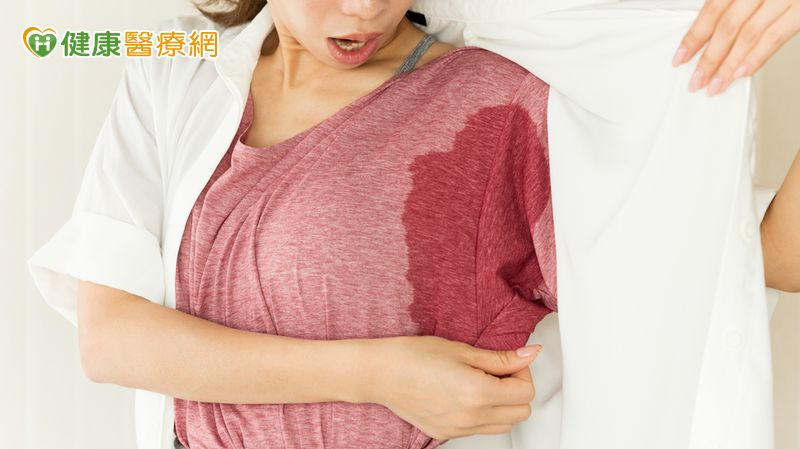 腋下異味源自大汗腺分泌含蛋白質液體，經細菌分解後產生臭味，也就是俗稱的「狐臭」。