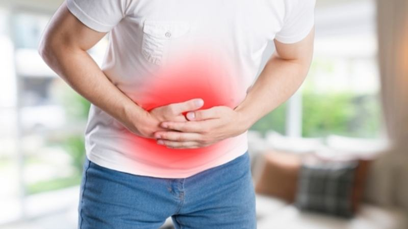 食物中毒的成因相當多元，包含細菌、病毒、寄生蟲、傳染性蛋白質，以及天然毒素和化學物質等六大類。