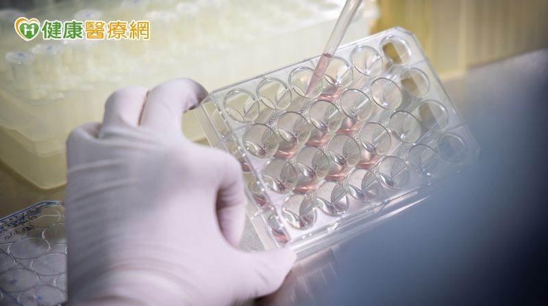 近年細胞治療成為癌症治療新方向，但常見的自體CAR-T細胞治療因成本高昂、製程複雜，導致臨床普及困難。