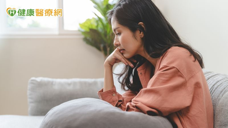 更年期憂鬱常混合荷爾蒙失衡與社會角色轉變的壓力，同時晚婚更可能正面臨孩子的叛逆期。