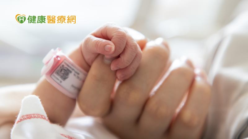 為照顧產後媽咪們的身心狀況、促進孕產健康，政府將公費補助產後健康照護服務，分別在產後1個月內、3個月內提供服務。