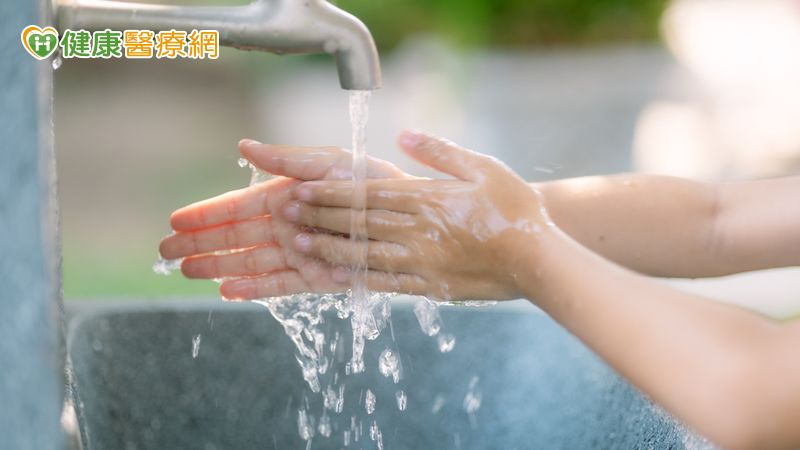 使用肥皂進行手部衛生，能去除95%以上的細菌和病毒，比酒精搓手更有效。