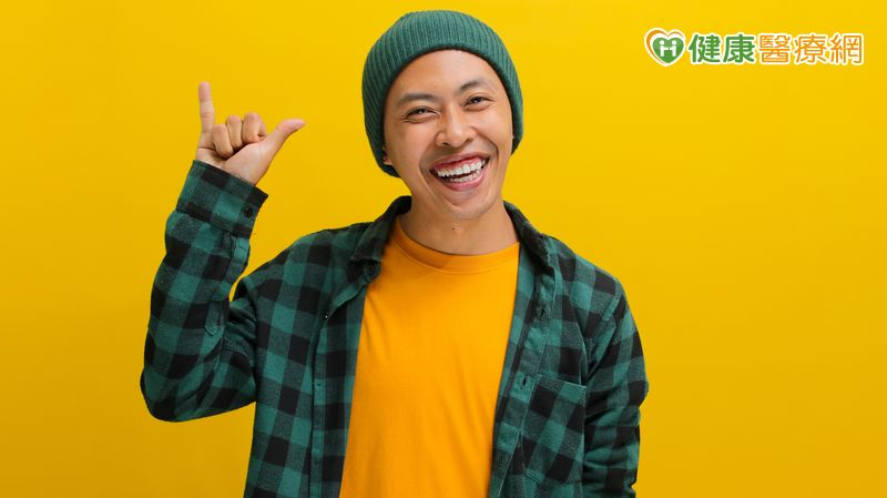 中二病的特點是年輕人追求特立獨行、與眾不同； 青少年叛逆期是指孩子進入青春期時，開始表現出對權威和規則的反叛。