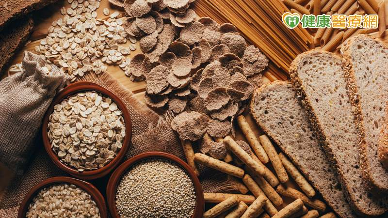 林口長庚內分泌暨新陳代謝科許哲綸醫師指出，碳水化合物也是人體必需的營養素，攝取不足可能反倒對健康造成負面影響。