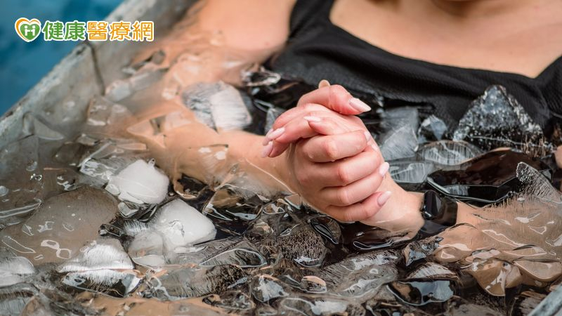 王凱平醫師說明，冷水可以降低神經傳導速度，有鎮痛的作用，同時可讓血管收縮、減少血流量，進而降低肌肉發炎和腫脹的程度。