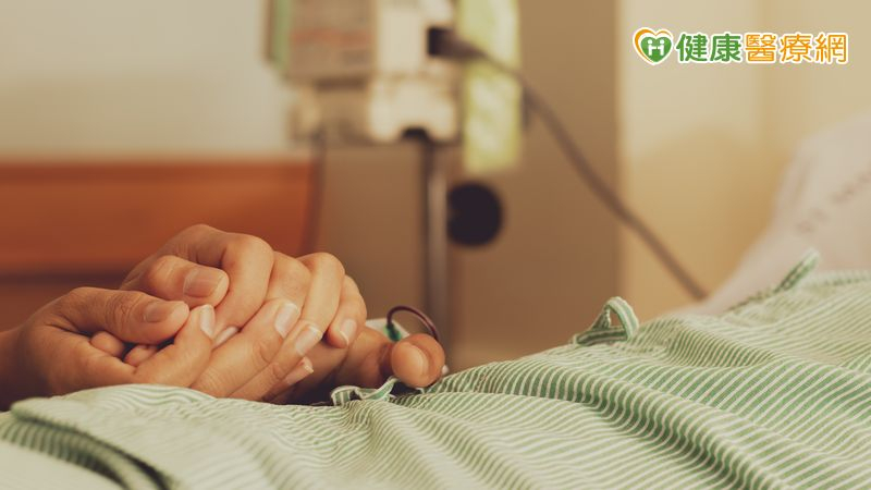 奇美醫學中心加護醫學部師陳志金醫師指出,「家屬決定拔管,放棄治療」的用詞存在誤區,還可能對家屬和醫療人員造成額外的心理負擔。