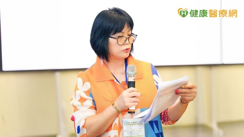 台灣軟骨發育不全症協會理事長楊芳美呼籲，病友們應定期接受門診追蹤，尤其還在成長黃金期的適齡孩子，更應盡快回診。相信在健保與專業醫療的守護下，每一位小小人兒都能有尊嚴、有希望的健康長大。