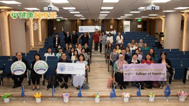 第一排左一為國立陽明交通大學劉介宇教授，左二為泰國Mahidol大學Dr. Seo Ah Hong及左三Dr. Thitipong Tankumpuan，左四為國立陽明交通大學簡莉盈特聘教授、右四為University of Indonesia的Dr. Rr. Tutik Sri Hariyati，右三Dr. Lee Wan Ling及右二Dr. Li Yoong Tang來自University of Malaya、第二排右二童恒新特聘教授，以及第三排右三侯宜菁副教授。