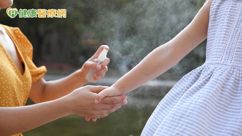 從事戶外活動時建議穿著淺色長袖衣褲，並使用政府機關核可含敵避(DEET)、派卡瑞丁(Picaridin)或伊默克(IR-3535)等有效成分之防蚊藥劑。