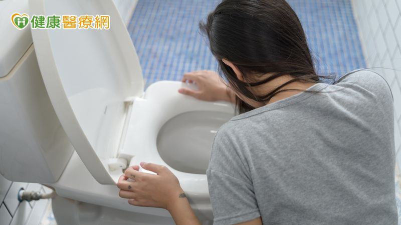 腸胃不適別輕忽！若出現嘔吐、腹瀉等明顯腸胃症狀，應儘速就醫，避免自行服藥延誤治療時機。