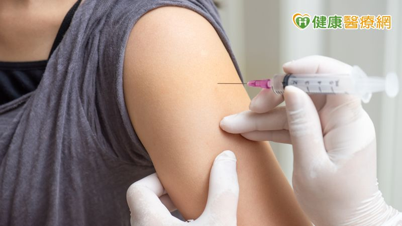 國內新冠疫情持續上升，籲請民眾加強自主防疫觀念，出入醫療照護機構、搭乘大眾運輸、至人潮擁擠室內場所佩戴口罩，勤洗手。