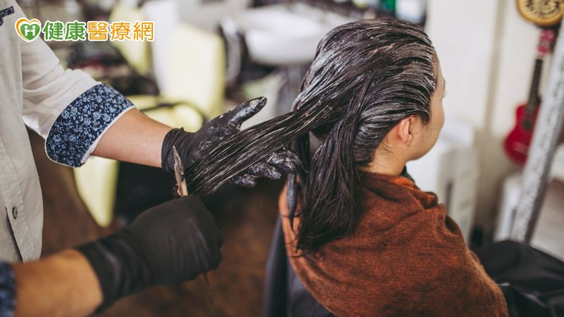 預防膀胱癌可從加強個人防護（如戴口罩、手套），改善工作環境（減少暴露濃度與時間）與定期健康檢查做起。