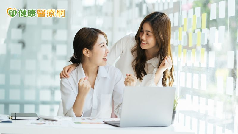 演化不只看個人表現，也懂「團結力量大」。