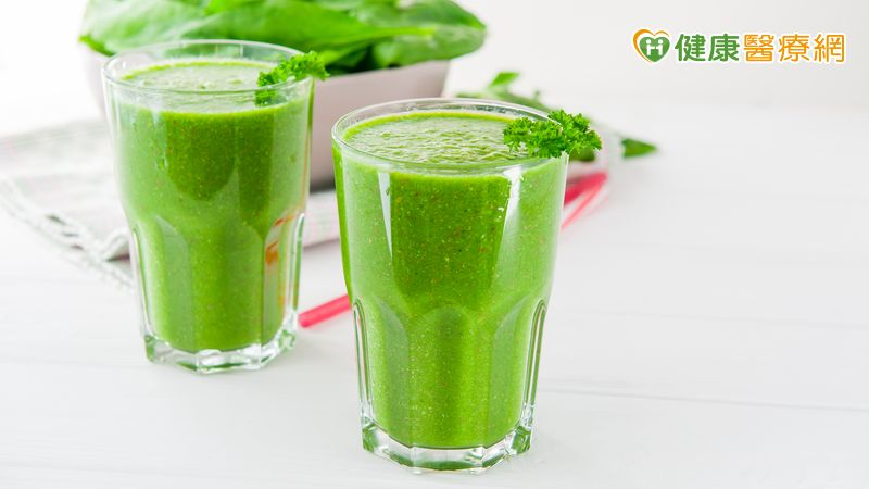 早餐改為「綠拿鐵」，以菠菜、羽衣甘藍、小松菜搭配酪梨、莓果等抗氧化水果，加入奇亞籽、大燕麥粉提升膳食纖維，減少對肝臟的負擔。