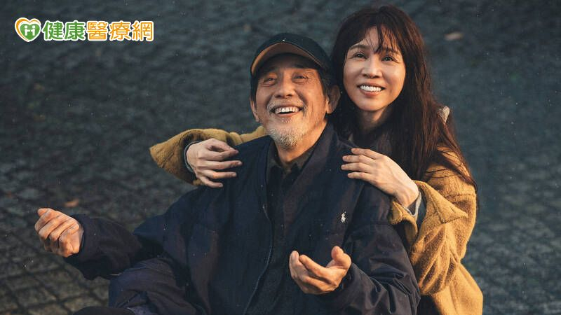 失智症初期常以記憶力改變為表現，特別是近期記憶下降，這容易被誤認為是正常老化，導致延誤就醫與治療。（Netflix提供）