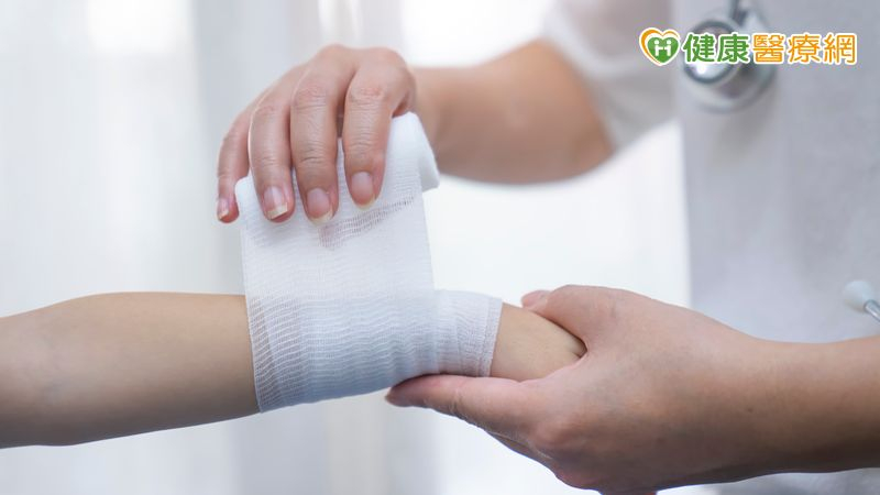 一開始的傷口照護確實相當重要，選擇適合的敷料有助於維持良好傷口環境，促進自然癒合過程，實際恢復速度仍因個人狀況而異。