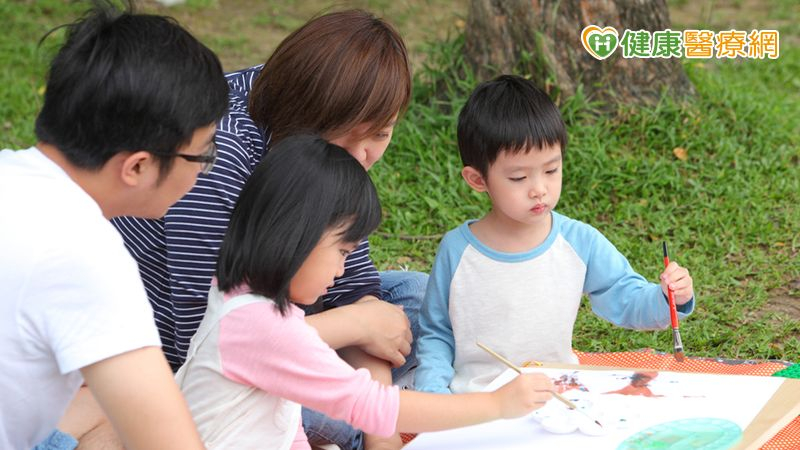 寫生比賽不僅能讓親子專注交流，讓家長與孩子深度互動。