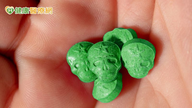 近年來新興毒品不再僅以粉末、結晶、藥丸等傳統型態呈現，為躲避警方查緝，毒販常將新興毒品偽裝成果凍、咖啡包、茶包、梅餅或糖果等，並設計成可愛包裝降低民眾的警覺性。