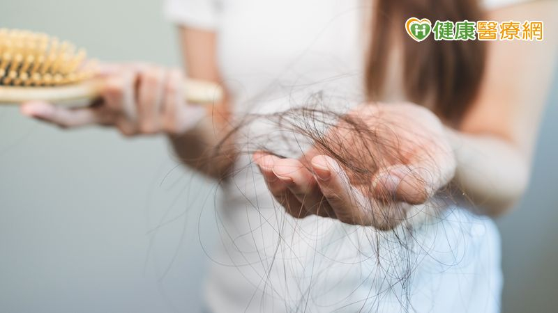 正常情況下，每天掉50-100根頭髮都屬於正常範圍內，不必太過擔心。