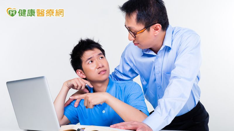 可能不是孩子真的變叛逆，而是你沒靠近他。