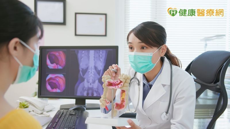 建議民眾，善用國健署補助45至74歲及40至44歲有家族史等民眾，每2年可1次免費糞便潛血檢查，另外也建議可定期接受大腸鏡等健康檢查，盡早揪出病灶，即早治療。