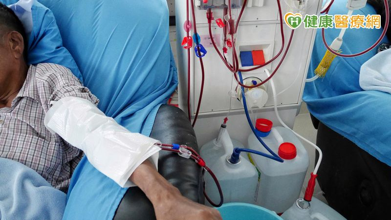 新竹臺大分院內科部腎臟內科鄭暉騰醫師表示，部分多囊腎的患者與一般慢性腎臟病不同，即使保持良好的生活習慣，活得比其他人健康，也會在50歲左右逐漸走向洗腎的命運，60歲就需要洗腎甚至移植腎臟。