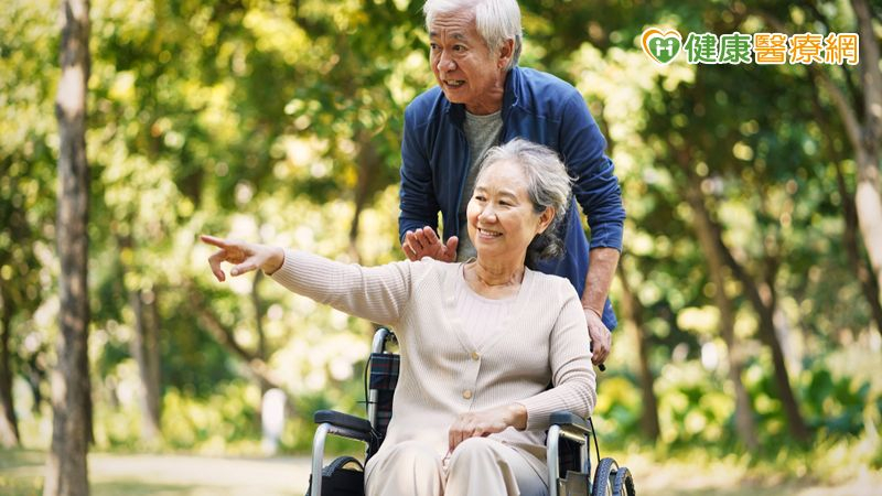 所以「活多久」其實並不是重點。我覺得「老」並不是像花一樣枯萎，而是像樹一樣的增加年輪。對我來說，年齡都只是個數字而已，我更在乎的是「生命力」。—來自《健康到最後：預防臥床，無憾善終的本事》