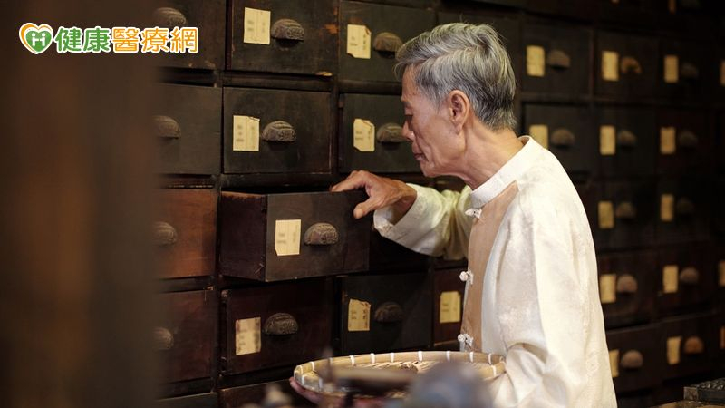 中藥材「調劑」和「食補」大不同 面對中藥店世代更迭，如何在使用中藥材與兼顧民眾健康的同時，促進中藥產業的創新與發展，應與時俱進。