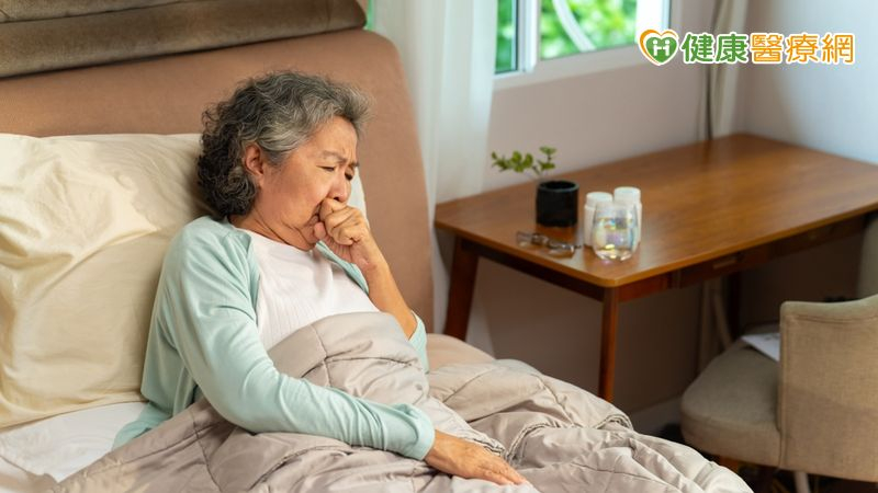 肝炎是病毒引起的肝臟發炎問題，隨著年齡增長，病人免疫系統功能逐漸下降，對病毒和癌細胞的監控與清除能力也隨之降低，癌變機率也隨之增加。