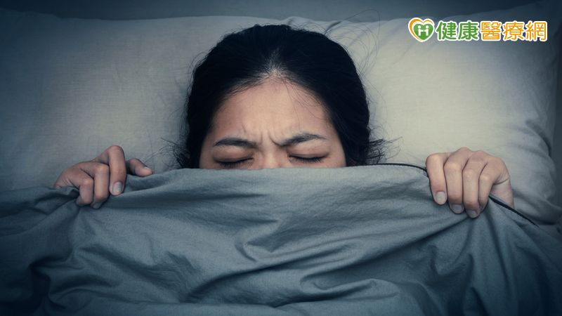 針灸部分則搭配頭皮針以調節中樞神經，若氣血需深層調理，還會結合艾草溫灸與輕度放血療法，幫助氣血通暢、平衡臟腑機能，達到身心穩定的效果。